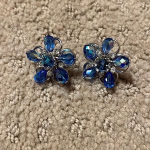 Vintage blue bead flower screw back/clip on earring